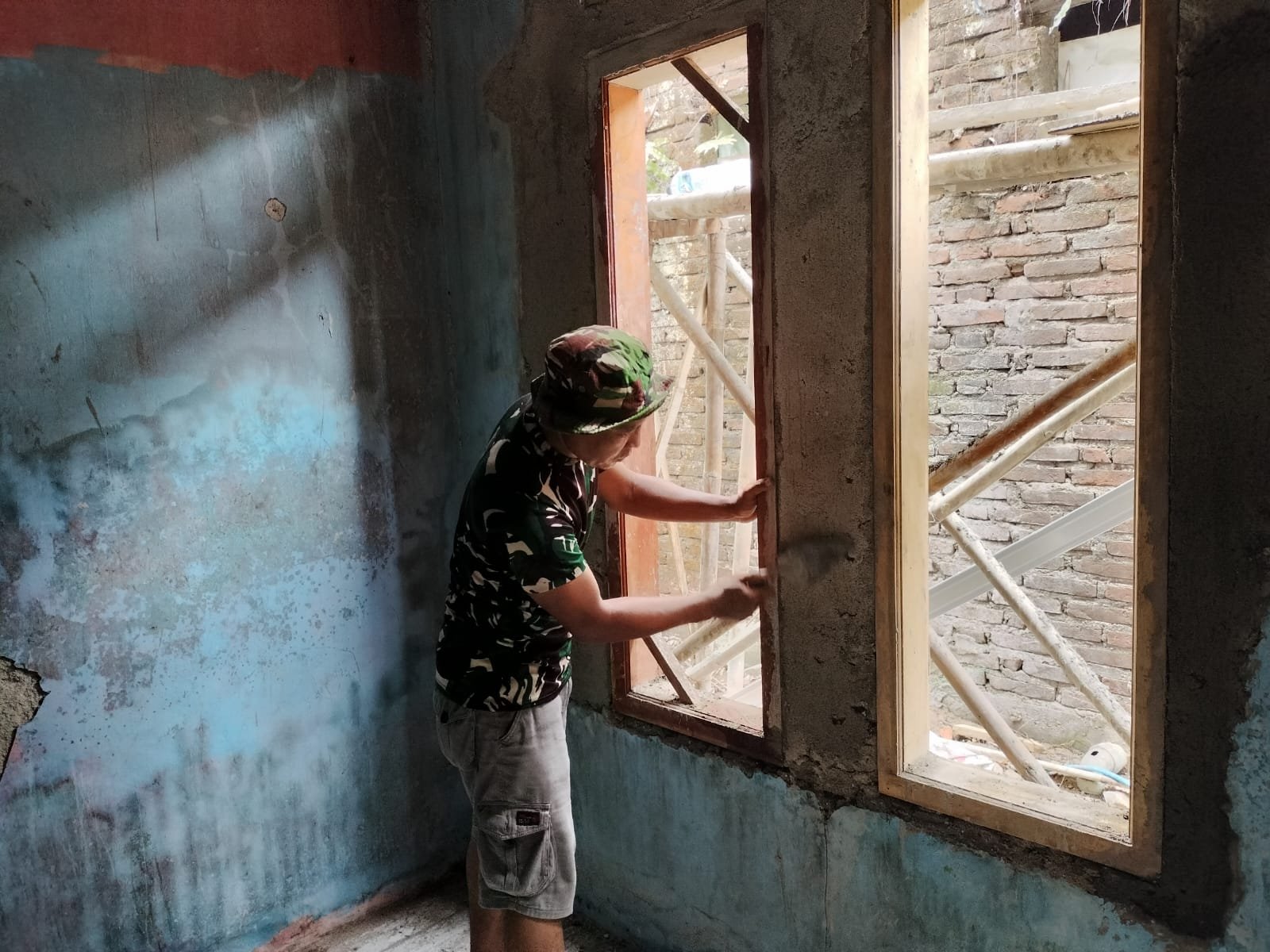 TNI Berkolaborasi dengan Masyarakat untuk Renovasi Hunian di Desa Sumur Bandung