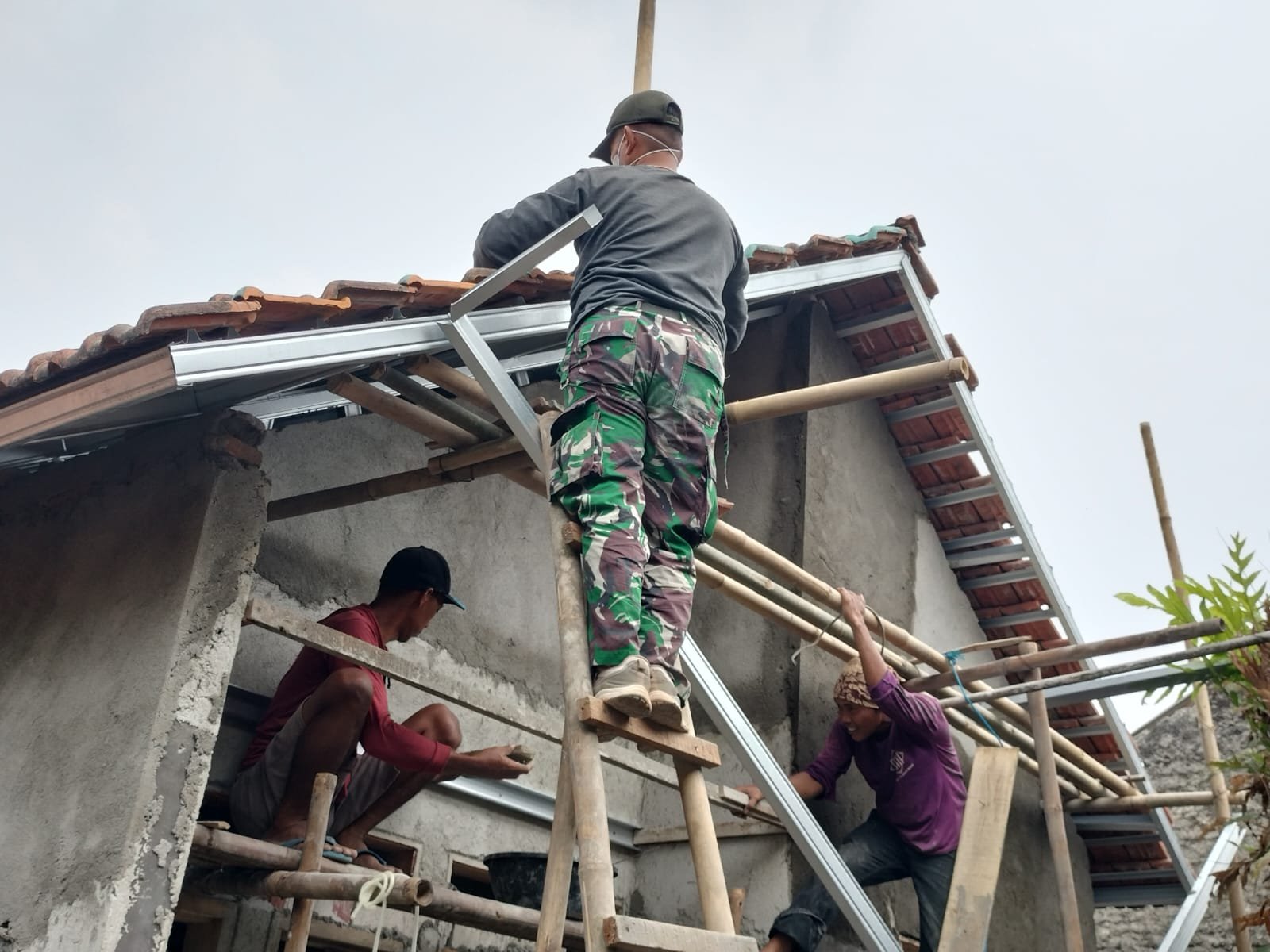 Upaya TNI Mewujudkan Kesejahteraan Melalui Renovasi Rumah Bapak M. Syafi’i