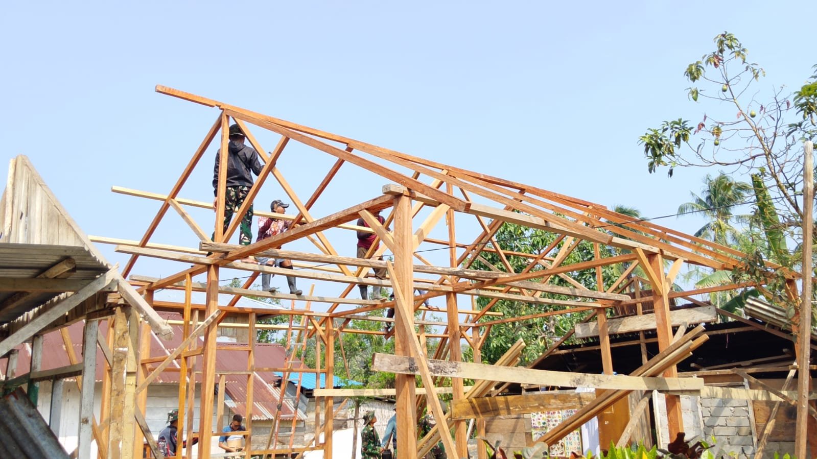Satgas TMMD Ke-130 Berhasil Memasang Rangka Atap RTLH di Poso
